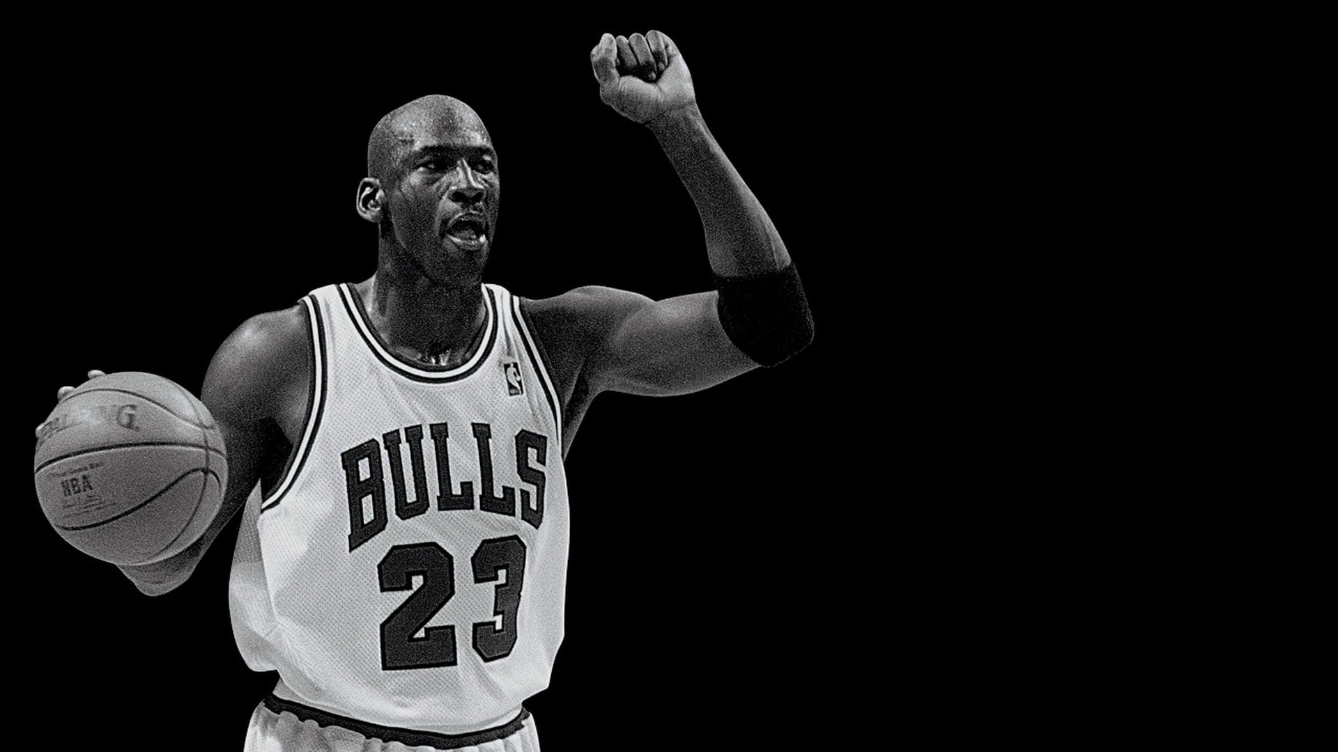 Michael Jordan signaling the triangle desktop wallpaper